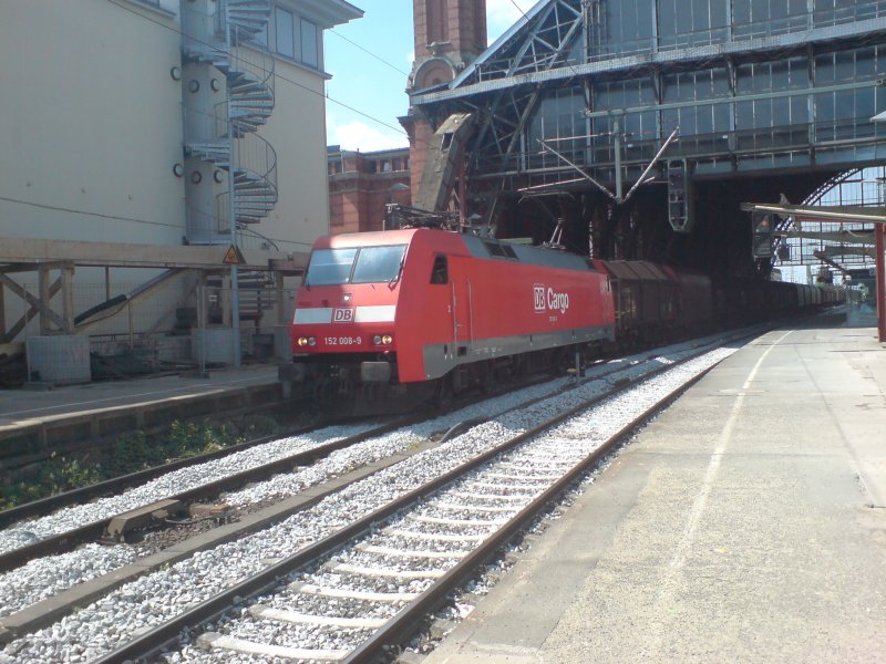 152 008-9 zieht einen schweren Gz durch den Bremer Hautbahnhof in Richtung Hannover. Sie trug noch das DB Cargo Kleid