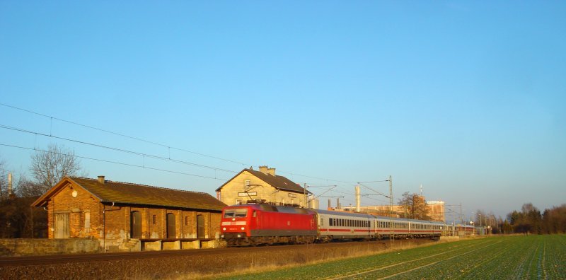 Die 120 147 hat am 3.1.09 mit einem ICE-Ersatzzug den Bahnhof Redwitz durchfahren.
