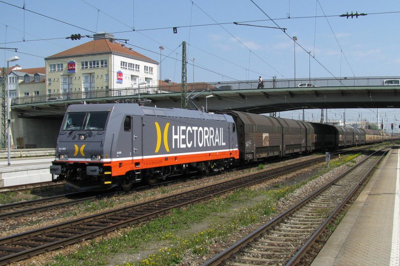 Die Hecorrail Lok 241 005 mit einem Ganzzug am 28.04.2008 in Regensburg.