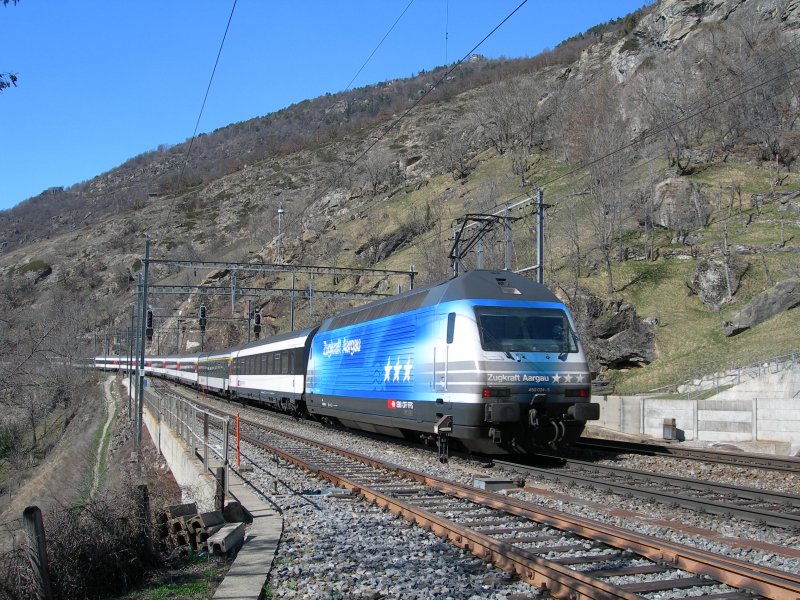 Die Re 460 024-3 Zugkraft Aargau schiebt ihren IC am 16.03.2007 die Ltschberg Sdrampe rauf. Das Bild entstand in Lalden.