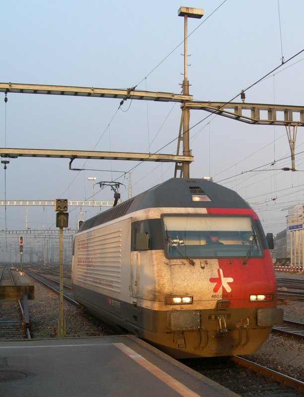 Die Re 460 090-4 wirbt am 10. Jan. 2007 in Zrich fr Bahnreisen ins Wallis. 