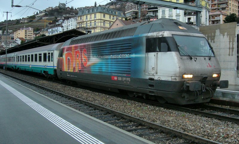 Fernseh- und Radio Werbelok DRS-1 Re 460 073-3 in Montreux mit einem EC nach Milano am 2. Jan. 2007