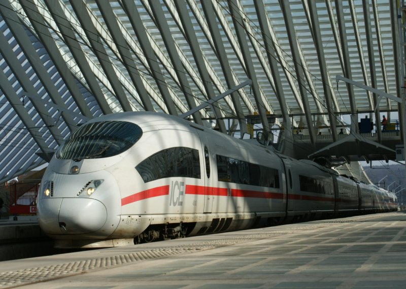 ICE 14 Frankfurt - Bruxelles beim Halt im faszinierend futuristischen Bahnhof von Lige am 30. Mrz 2009