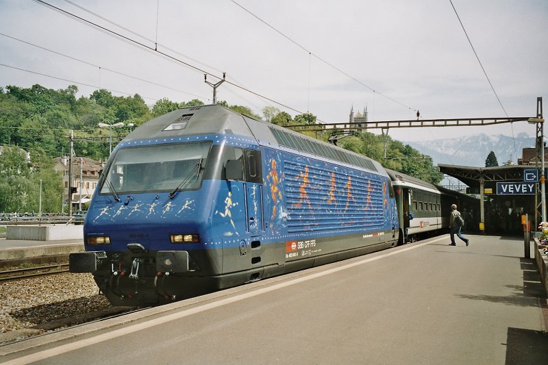 Leider nur als Bahnsteig Aufnahme: die vom einem franzsischen Knstler gestaltete Jubilumslok Re 460 040-9 in Vevey im Mai 2002
(Analog-Bild)