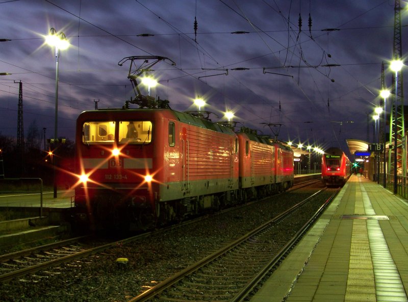 Lokzug bestehend aus 112 133, 143 xxx und 114 004 stehen zur Weiterfahrt nach Cottbus bereit. Die drei Losk mussten noch den RE2 nach Rathenow durchlassen, welcher im Hintergrund noch zu sehen ist. Lbbenau/Spreewald den 19.12.2008
