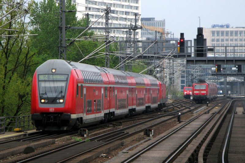 RE 92085 fhrt nach Cottbus zwischen dem Bahnhof Tiergarten und Zoologischer Garten ber die Stadtbahn. Geschoben wird sie von einer 112. Im Hintergrund fhrt der RE 38901 nach Nauen in den Bahnhof Zoo ein. 
