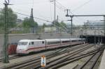 401 002/401 502 verlst als ICE 838 nach Hamburg Altona den Nord-Sd-Fernbahntunnel in Richtung Berlin Spandau. 
