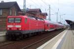 Ein lteres Foto: 114 040-9 steht abfahrbereit am 18.04.2006 im Bahnhof von Lbbenau/Spreewald. Damals begann der RE2 in Cottbus und fuhr weiter nach Wismar ber Berlin und ...