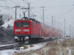 112 115-1 fhrt mit dem RE2 bei leichtem Schneefall in den Bahnhof von Lbbenau/Spreewald ein.