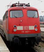 BR 115/12799/die-br-115-307-rangiert-aus Die Br 115 307 rangiert aus dem Mncher Bahnhof raus.
