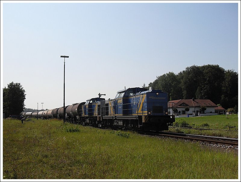 V 1202 und eine weitere Lok der MWB ziehen ihren Tglichen Zug von Burghausen durch Tling