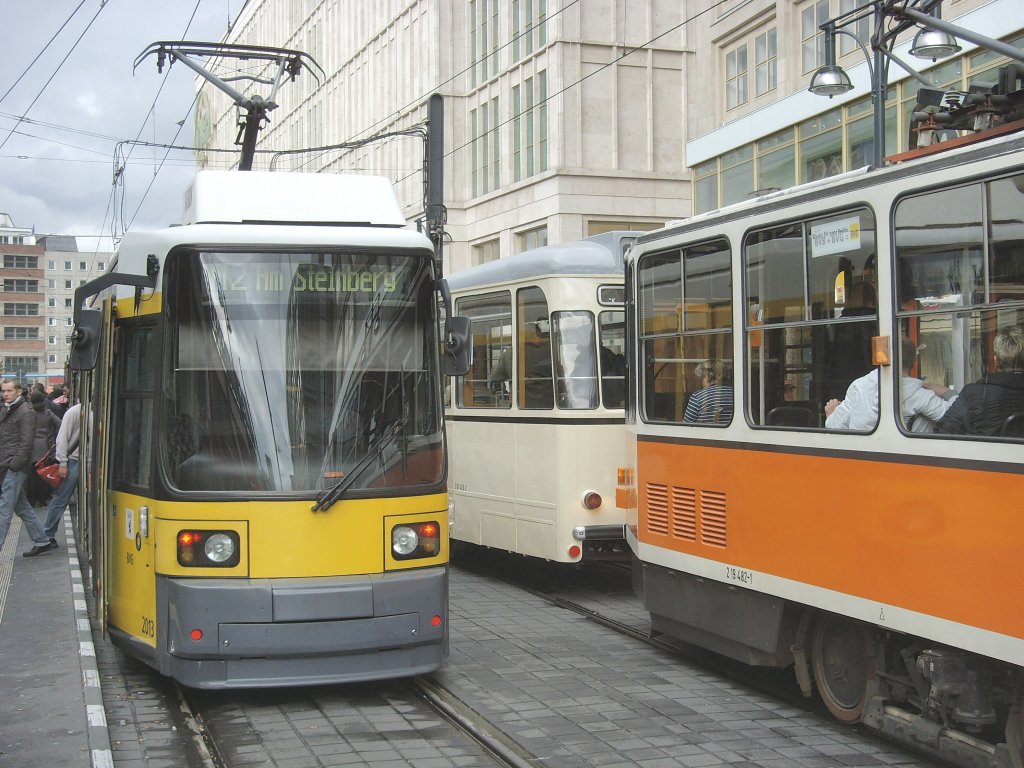 Drei Fahrzeuggenerationen am Alexanderplatz, Oktober 2009