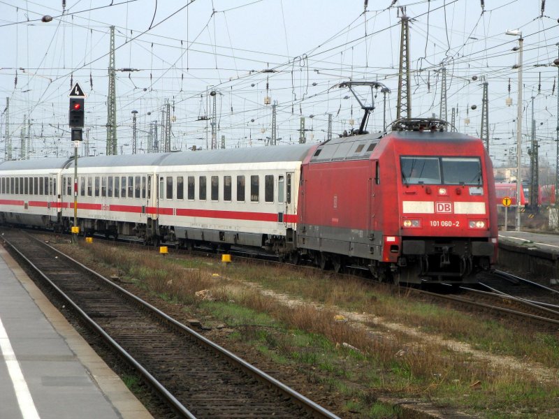 101 060-2 stellt den IC 2032 nach Bremen Hbf in Leipzig Hbf bereit.