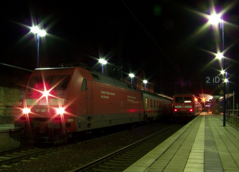 101 140-2 steht mit ihrem IC2132 im Bahnhof von Lbbenau/Spreewald bereit zur Weiterfahrt nach Oldenburg. Seine Reise begann in Cottbus. 28.01.2009