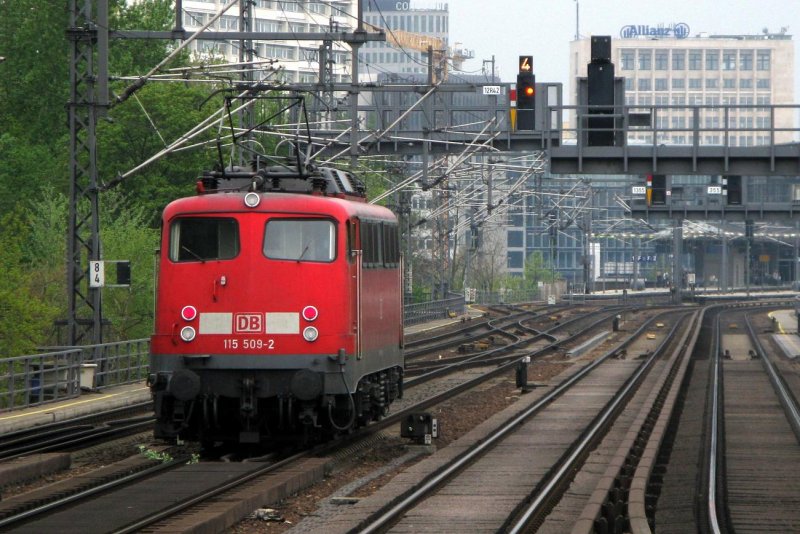 115 509-2 fährt solo über die Berliner Stadtbahn