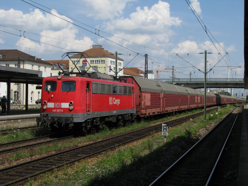 140 327 mit einem Ganzzug am 30.07.2008 in Regensburg.
