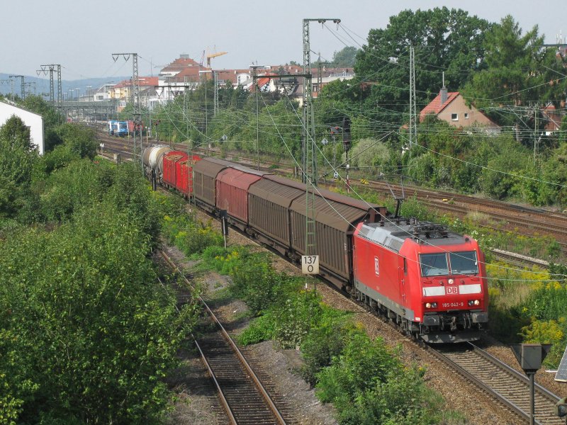 185 042 mit einem Gterzug am 28.08.2008 in Regensburg.