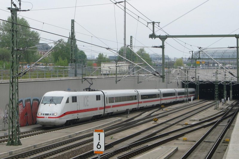 401 002/401 502 verlääst als ICE 838 nach Hamburg Altona den Nord-Süd-Fernbahntunnel in Richtung Berlin Spandau. 