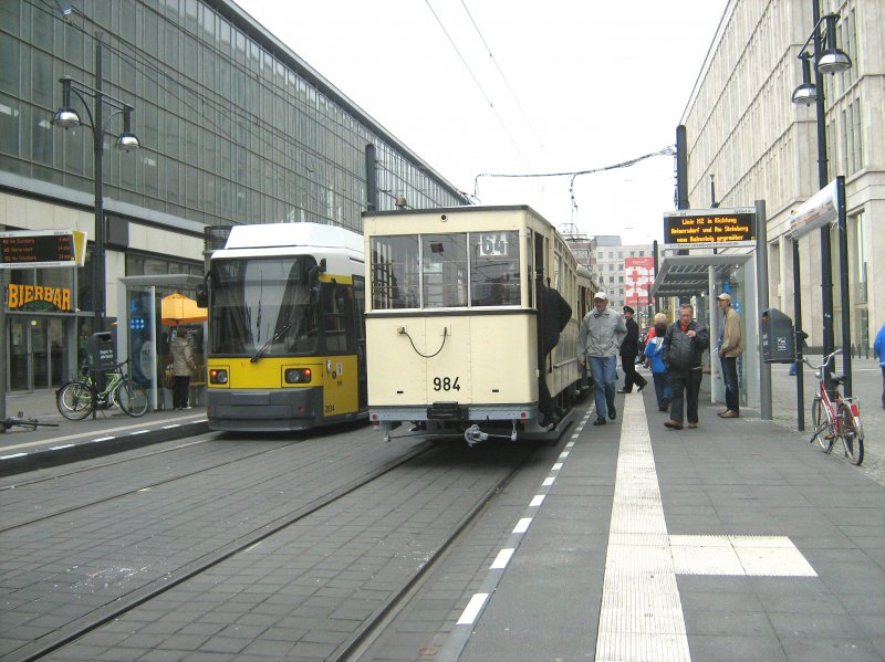 ALT (Beiwagen 984) und NEU (Niederflurwagen) in der Haltestelle Alexanderplatz-Dierksenstrasse, 12.10.2008

http://altebahnen.startbilder.de/bilder/thumbs/tn_1740.jpg