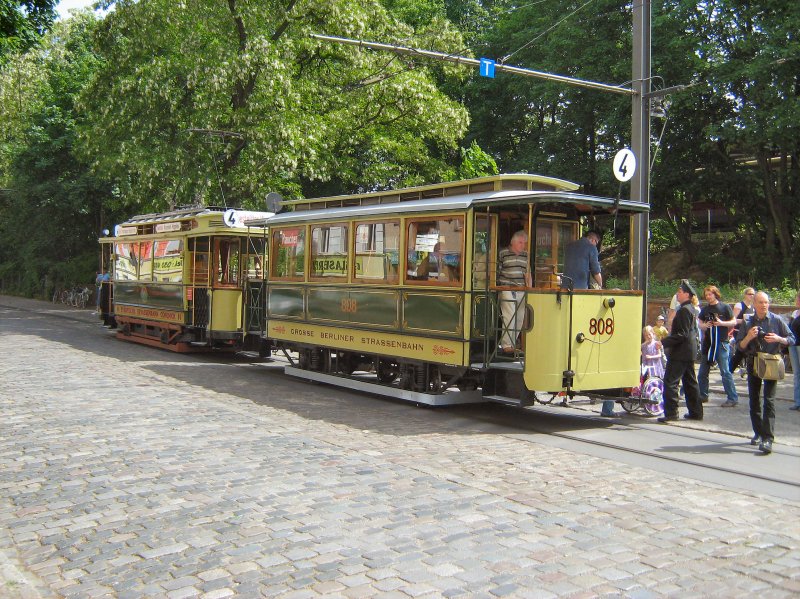 Bw 806 hinter Tw 10 in der Schleife am S-Bhf K�penick, 17.5.2009