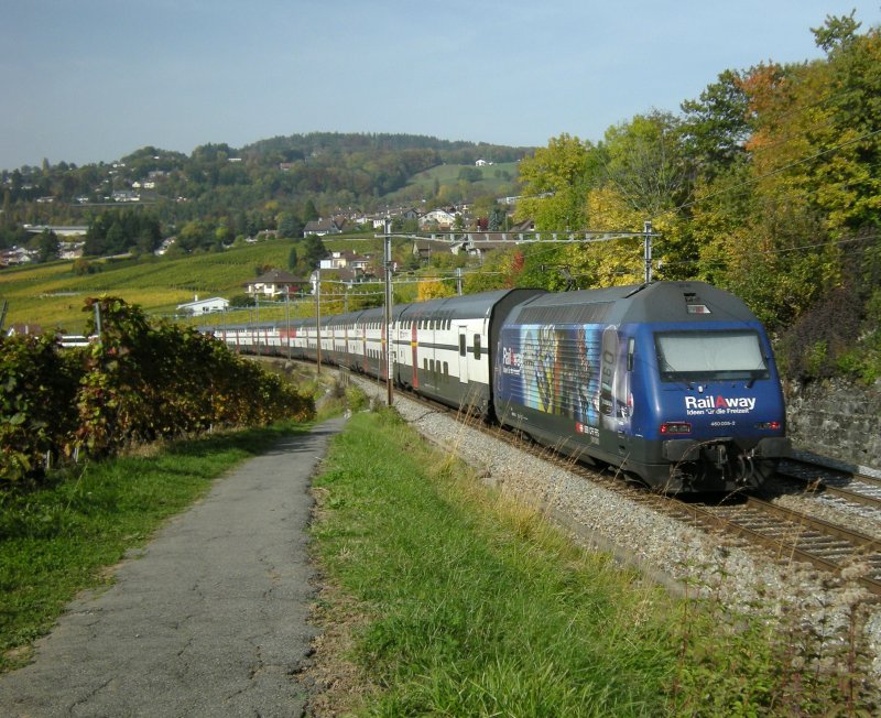 Die RailAway Re 460 005-2 mit einem IC bei Bossire am 15. Okt. 2009 