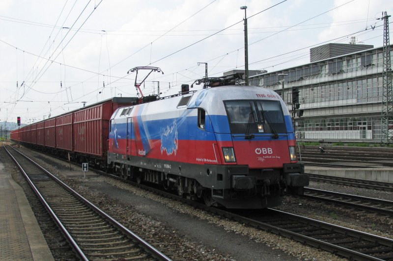Die russische EM Lok 1116 084 mit einem Ganzzug am 28.08.2008 in Regensburg Hbf.