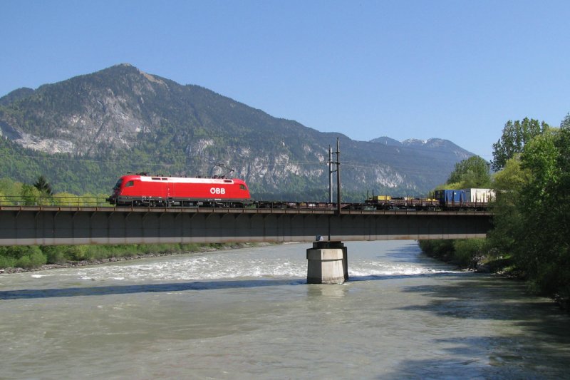 Eine 1x16 der ÖBB überquert mit einem Güterzug die Innbrücke bei Brixlegg (Tirol). Aufgenommen am 09.05.2008.