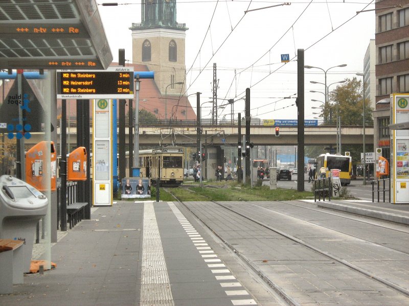 Hist. Strassenbahnzug mit Tw 5984 und zwei Beiwagen in Anfahrt auf die Haltestelle, 12.10.2008
