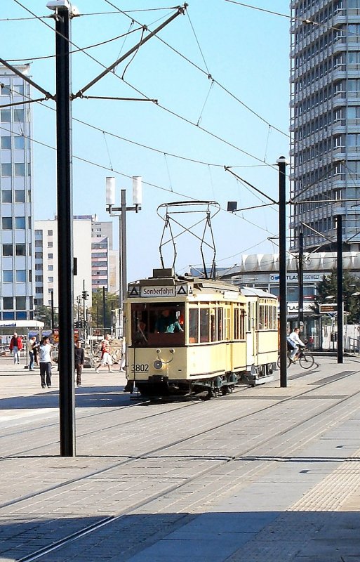 Hist. Strassenbahnzug mit Tw 5984 und Beiwagen auf dem Alexanderplatz, Sommer 2007