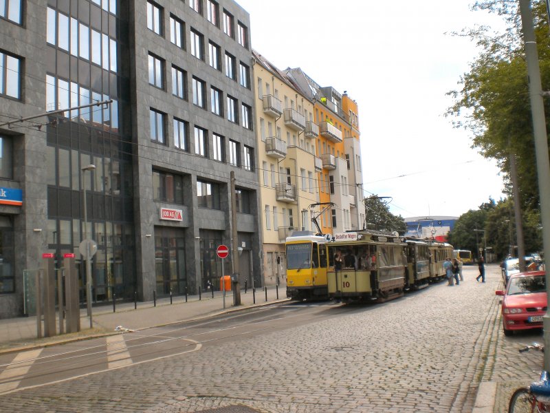 






















Hist. Tw 10 und KT4D-Linienzug in der Endschleife der M13, Berlin Warschauer Strasse, Juli 2009




