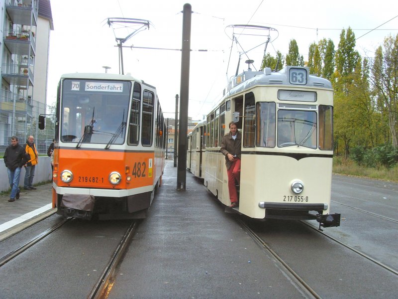KT4D und REKO-Zug nebeneinander bei einer Pause in der Schleife Langenbeckstrasse, Berlin Oktober 2009
