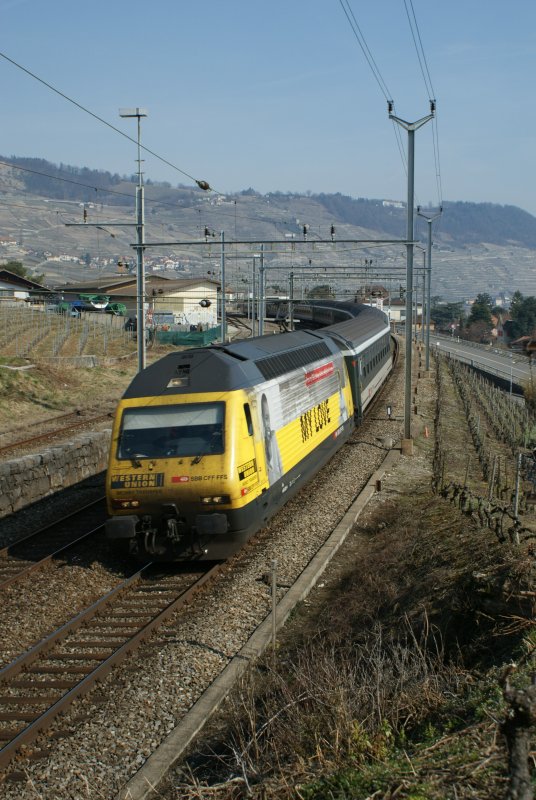 Re 460 026-4 mit einem Extrazug am 17. Mrz 2009 in Cully. 