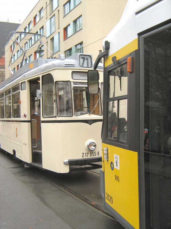REKO-TW hinter moderner Niederflurbahn in Berlin-Mitte, 2007