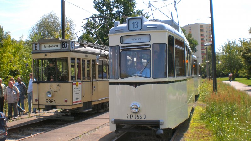 REKO-Zug und T24/B24 nebeneinander in der Schleife Wuhletalstrasse in Berlin-Marzahn, 14.6.2009