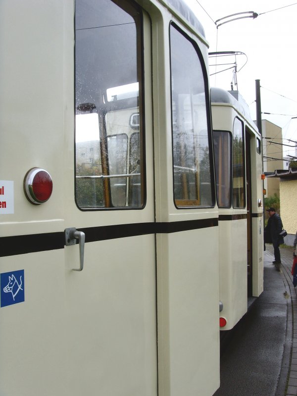 Schmale T�ren (einteilig) sind ein Kennzeichehn f�r die REKO-Wagen, der Typ Gotha hat breite, zweiteilige T�ren. Berlin-Hohensch�nhaus Oktober 2009