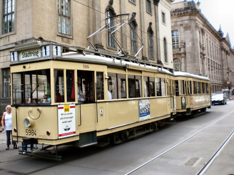 T24/B24 als Linie 1 Stadtring in der Schleife am Kupfergraben, Berlin Juli 2009