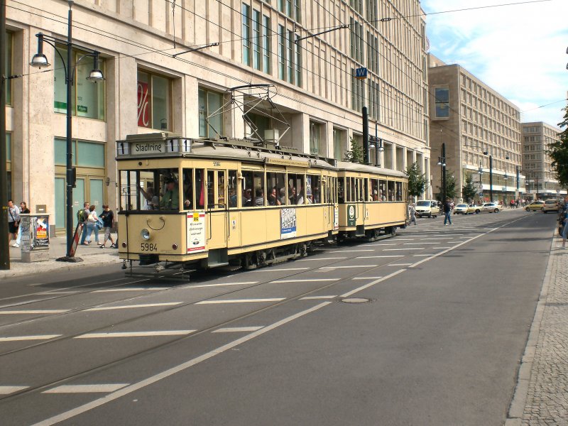 T24/B24-Zug verl��t die Diercksenstrasse am Bhf Alexanderplatz, Juli 2009
