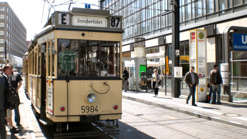 T24/B24-Zug vor der Abfahrt am Alexanderplatz, 14.6.2009