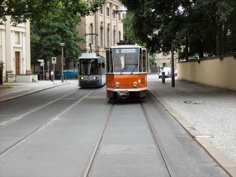 TATRA KT4D - Tw 422 - neben modernen Niederflurwagen, Sonderfahrt Sommer 2008