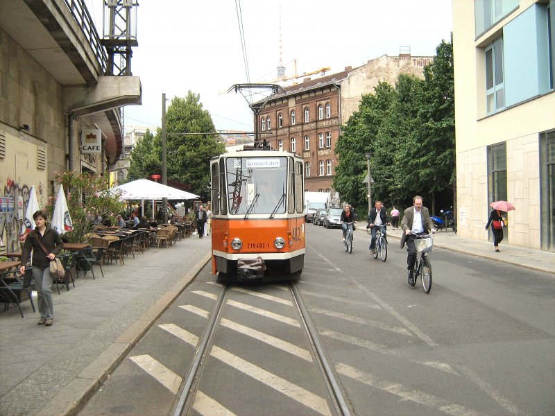 TATRA KT4D - Tw 482 bei einer Sonderfahrt im Sommer 2008 in Berlin-Mitte


http://altebahnen.startbilder.de/bilder/thumbs/tn_1926.jpg