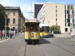 Tw 10 (und Niederflurwagen) in der Schleife Kupfergraben, 12.7.2009 Berlin