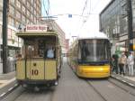Tw 10 und f�nfteiliger Flexity auf der Linie M2 am Alexanderplatz, Berlin Juli 2009