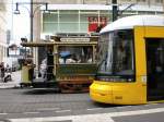 Ganz alt und ganz neu nebeneinander: Tw 10 und Flexity an der Endstelle der Linie M2 Alexanderplatz - Juli 2009