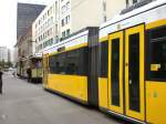 Tw 10 mit Beiwagen hinter Niederflurbahn in der Wendeschleife Kupfergraben, Berlin-Mitte Juli 2009