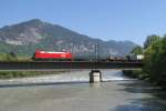 Eine 1x16 der ÖBB überquert mit einem Güterzug die Innbrücke bei Brixlegg (Tirol). Aufgenommen am 09.05.2008.