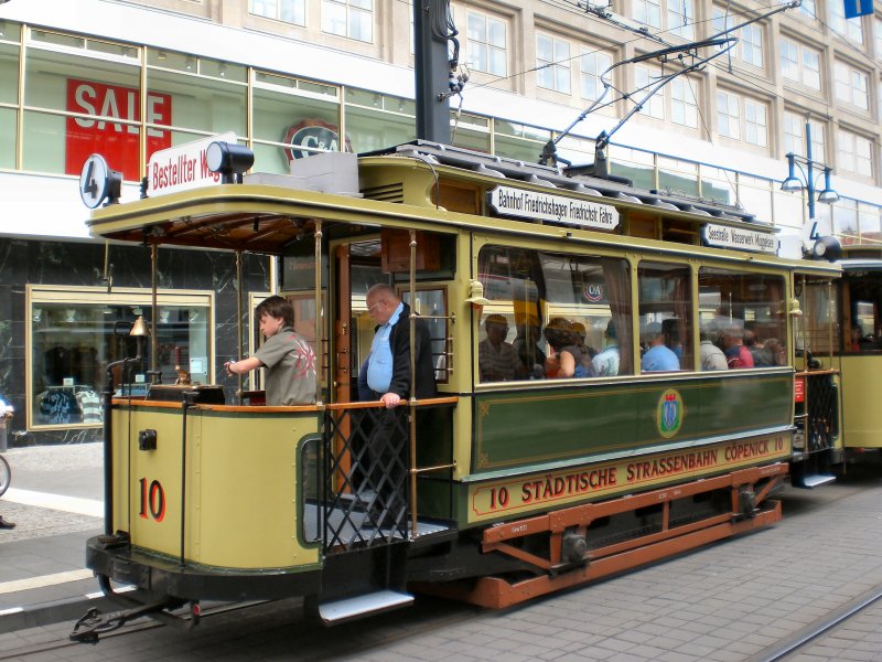 Tw 10 am Alexanderplatz kurz vor der Abfahrt, Juli 2009