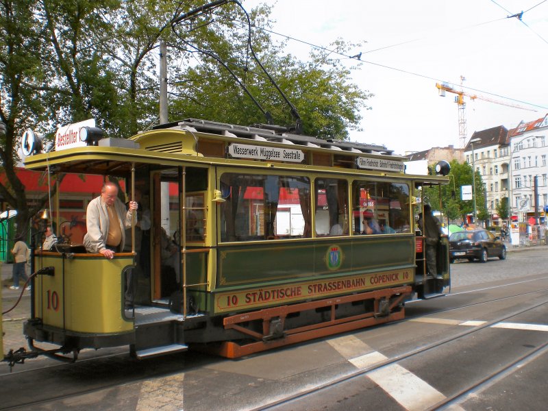 Tw 10 Coepenick biegt gleich in die Warschauer Strasse ein, Berlin Juli 2009