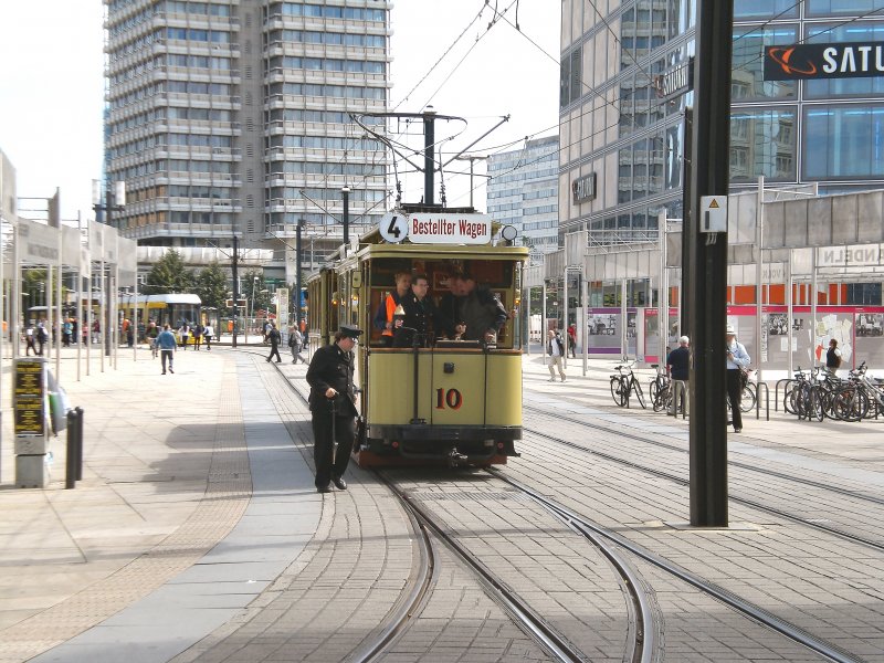 Tw 10 mit Beiwagen auf dem Alexanderplatz, 12.7.2009 Berlin