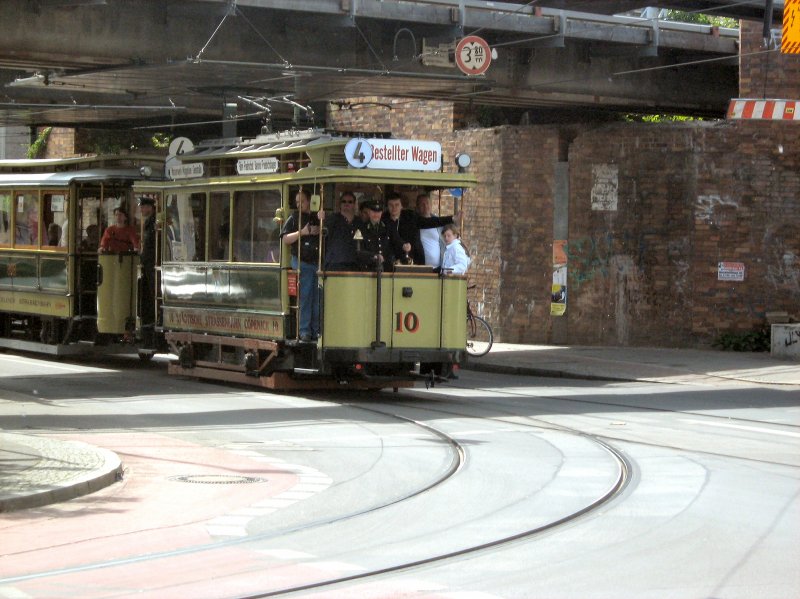 Tw 10 mit Beiwagen unter der Bahnhofsbr�cke am S-Bhf K�penick, 17.5.2009