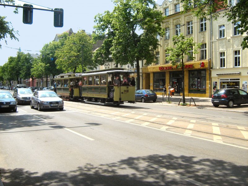 Tw 10 mit Bw 808 inder B�lschestrasse, 17.5.2009